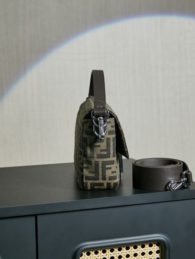 フェンディバッグ背面デザイン